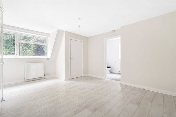 A four bedroom detached family home in a cul-de-sac location. - Photo 1