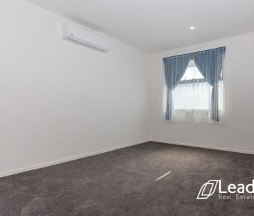 “Modern Townhouse Near Austin Hospital” - Photo 6