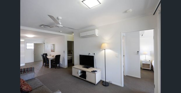 HIGHLY SOUGHT AFTER EXECUTIVE STYLE APARTMENT LOCATED IN THE CENTRE OF TOWN . - Photo 1