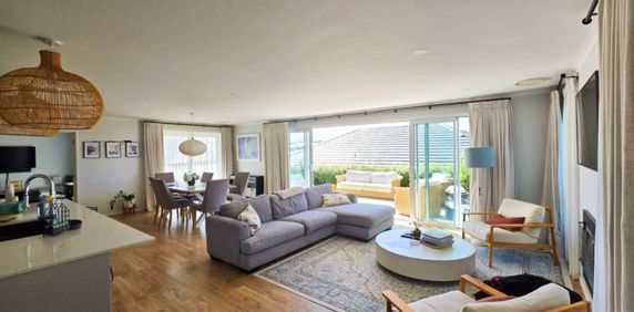 Modern, Spacious Family Home in Popular ... - Photo 2