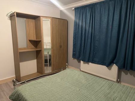 Room in a Shared House, Eastern Avenue, IG4 - Photo 3