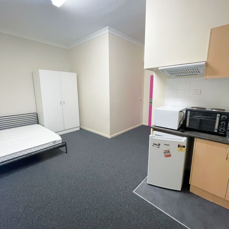 STUDIO APARTMENT - WARATAH - Photo 1