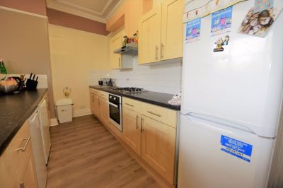 4 bedroom Flat in Wood Lane, Leeds - Photo 2