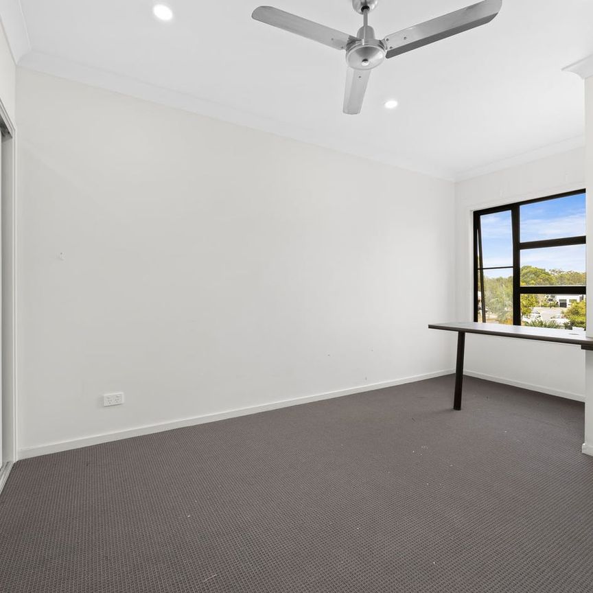 Three-Bedroom Townhouse in a Quiet Location - Photo 1