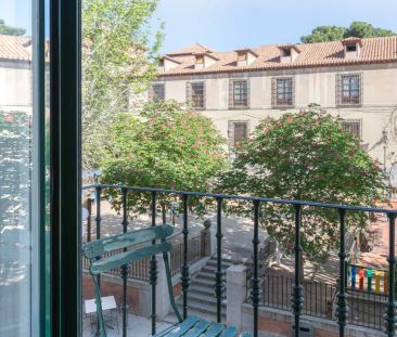 Light, views of the square and a neighborhood atmosphere with Gran Vía just minutes away - Photo 5
