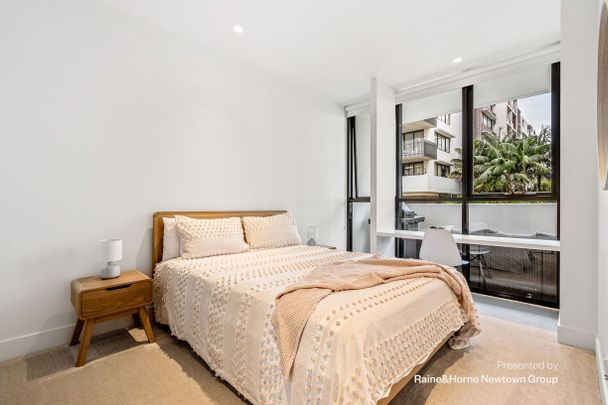 Luxurious 2 bed haven in award-winning complex offered - Furnished - Photo 1