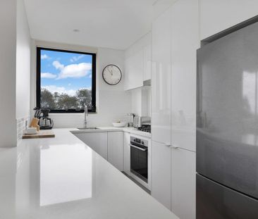 Walk to the Beach, Bright & Spacious 3-Bedroom Apartment in Maroubra - Photo 4