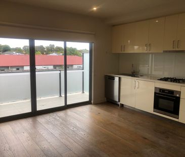 Modern One Bedroom Apartment - Photo 2