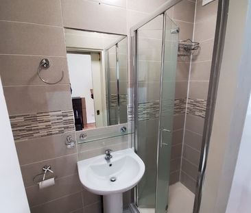 Room in a Shared House, Rowen Court, TW3 - Photo 6