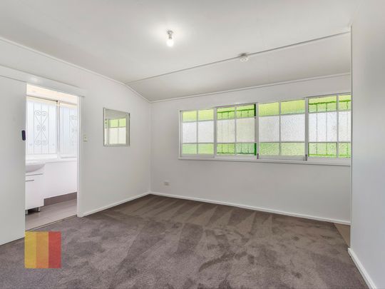 REFURBISHED, 1 BEDROOM APARTMENT WITH PARKING SPACE - Photo 1