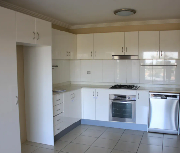 Spacious 2-Bedroom Apartment with Balcony - Photo 5