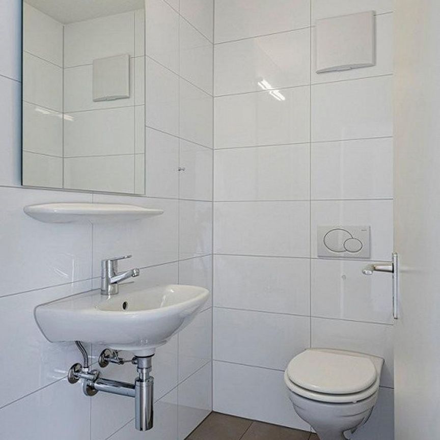 Modern apartment in well-maintained condominium - Photo 1