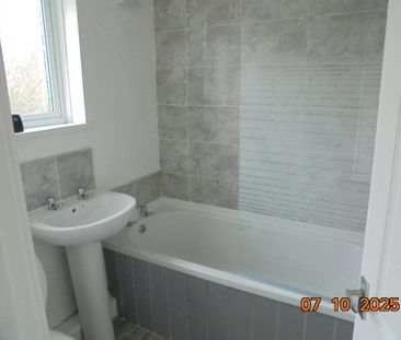 3 bedroom terraced house to rent - Photo 6