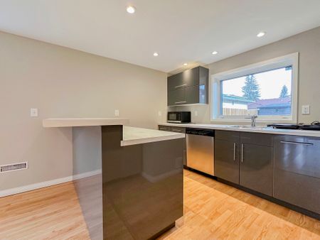 Spacious Family Home With Hot Tub And Fire Pit In St. Andrews Heights! - Photo 4