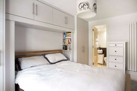 Well-located contemporary art deco style two bed apartment with secure garage space - Photo 2