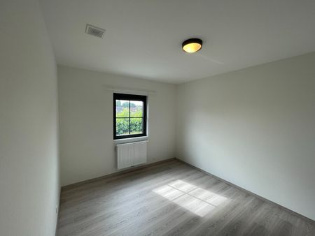 Drie slaapkamer EENGEZINSWONING met garage & tuin - Photo 4