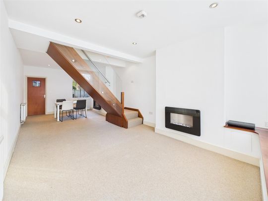 2 bedroom Terraced House to rent - Photo 1