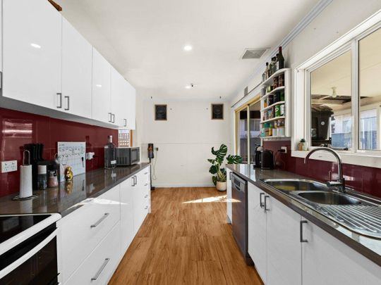 Updated Kitchen and Bathroom, Convenient Devonport Spot - Photo 1