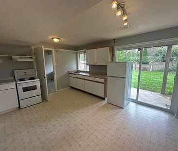 Family Home-2 Kitchens - Photo 2