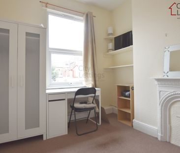 4 Bedroom Mid Terraced House - Photo 1