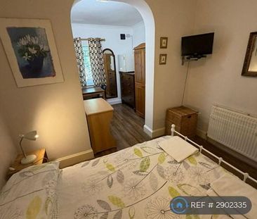 1 bedroom in a house share to rent - Photo 3