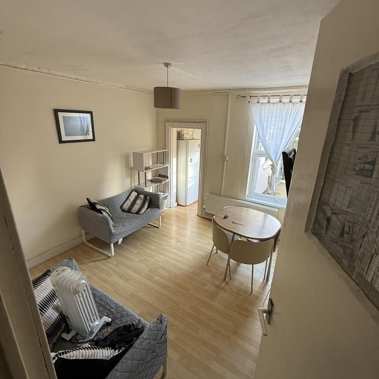 4 bedroom end of terrace house to rent - Photo 1