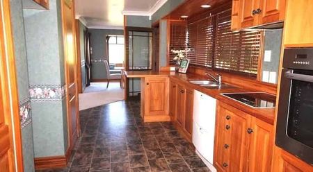 Spacious Family Living - Photo 2