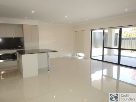 STUNNING & SPACIOUS - Photo 4