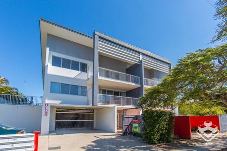 Large 2 Bed/2 Bath unit & Bay breezes - Photo 3