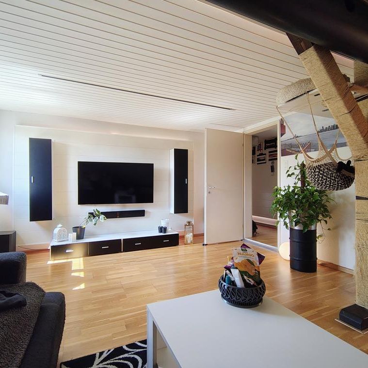 Schöne, helle 1-Zimmer Mansarde in Birsfelden - Photo 1