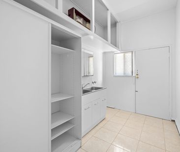 Stylish & Spacious Bayside Living - Includes utilities - Photo 2