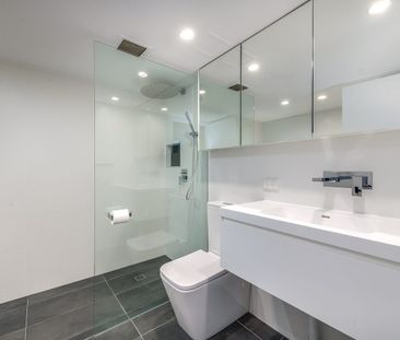 Beautifully Renovated Apartment On The Water! - Photo 6