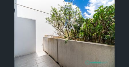 Split-Level 2 Bedroom Apartment – Prime Location - Photo 2