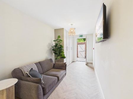 Room 2 The Ashley Collection, Ashley Avenue, Belfast, BT9 7BT - Photo 4