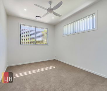 MODERN TOWNHOUSE WITH DUCTED AIR CONDITIONING AND COURTYARD - Photo 4