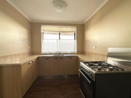 Lovely Home in Quiet Street! - Photo 2