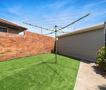 Stylish Two-Bedroom Gem in Prime Port Melbourne Location - Photo 5