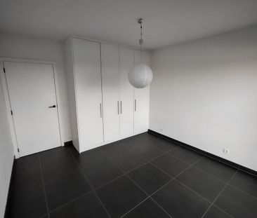 Recent vernieuwd, 2 slaapkamer appartement met garage. - Photo 2