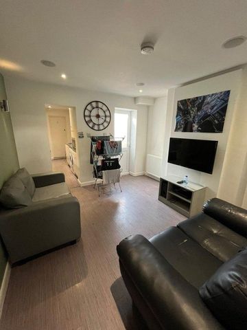 4 bedroom flat to rent - Photo 2