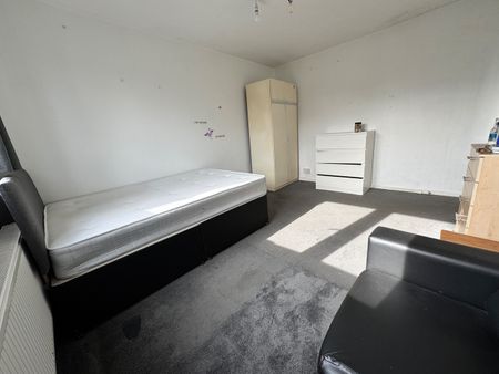 Room in a Shared Flat, Tooting Bec Road, SW17 - Photo 2