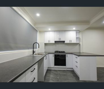 Stylish and Spacious – Renovated Townhouse for Lease - Photo 6