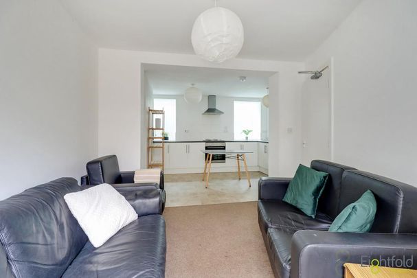 4 bedroom end of terrace house to rent - Photo 1