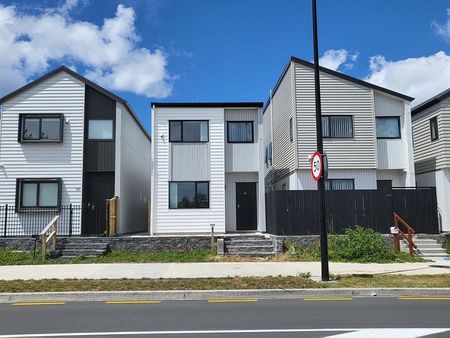 Near New - 3 Bedroom Townhouse + 2 Parking Spaces - Photo 5