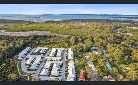 Modern 3-Bedroom Townhouse in a Desirable Location - Stylish & Spacious! - Photo 2