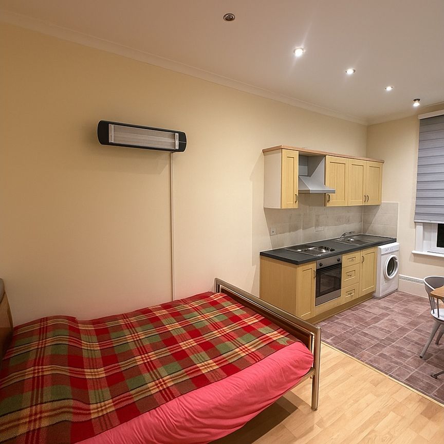 Studio Flat, Sandringham Road, E8 - Photo 1