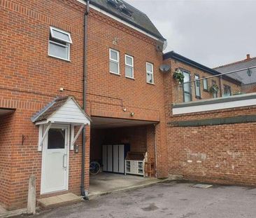 Camp Road, Farnborough, GU14 - Photo 4