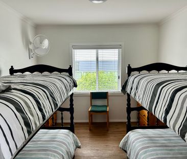 4 Bedrooms - 2 Bathroom - Located Opposite Beach - Fantastic Location - Photo 1