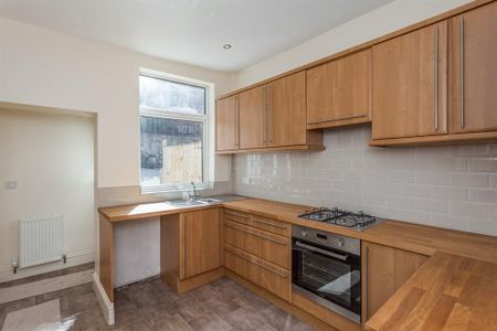 2 bedroom end of terrace house to rent - Photo 2