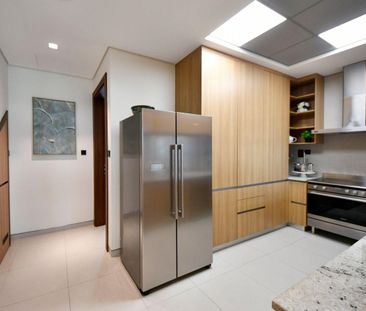 Vacant 5 BR + Maid | Spacious Layout - Photo 1