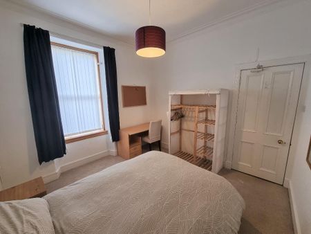 3 bedroom flat to rent - Photo 4